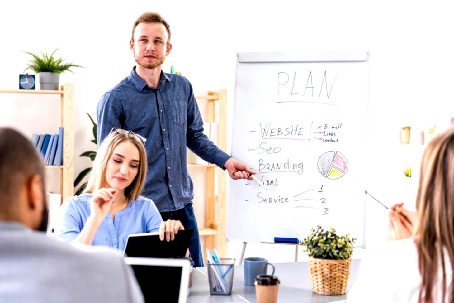 Équipe de formateurs financiers professionnels
